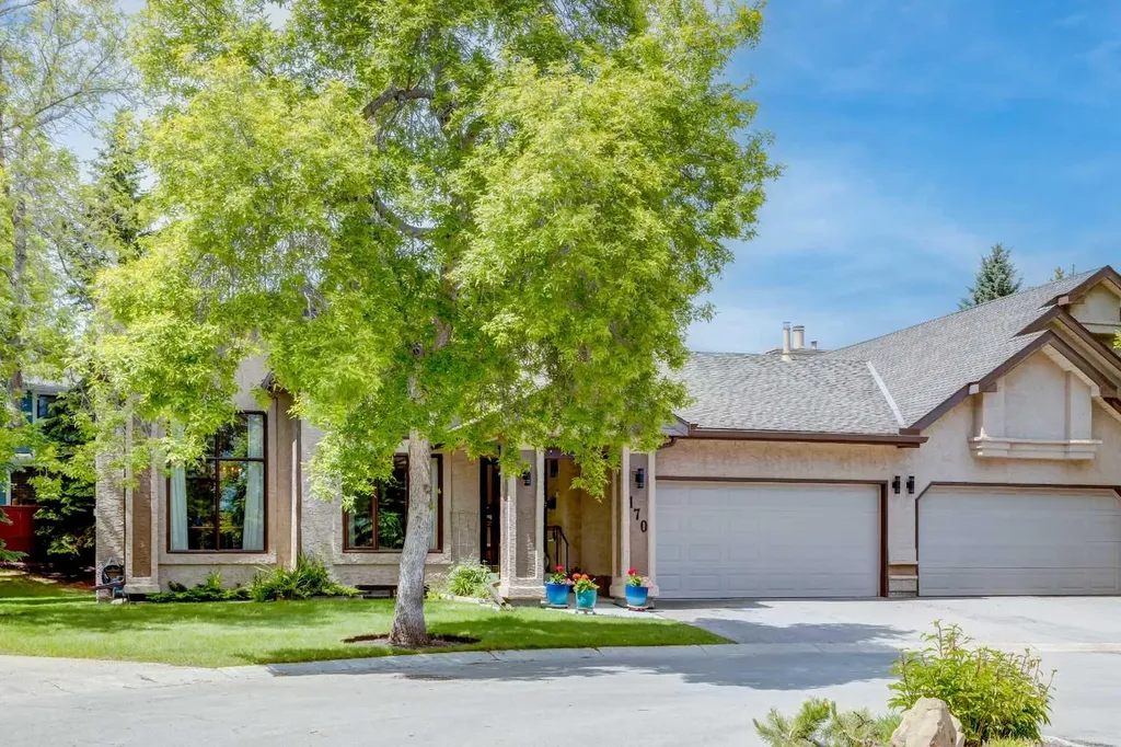 170 Oakbriar Close SW Calgary AB T2V 5G6