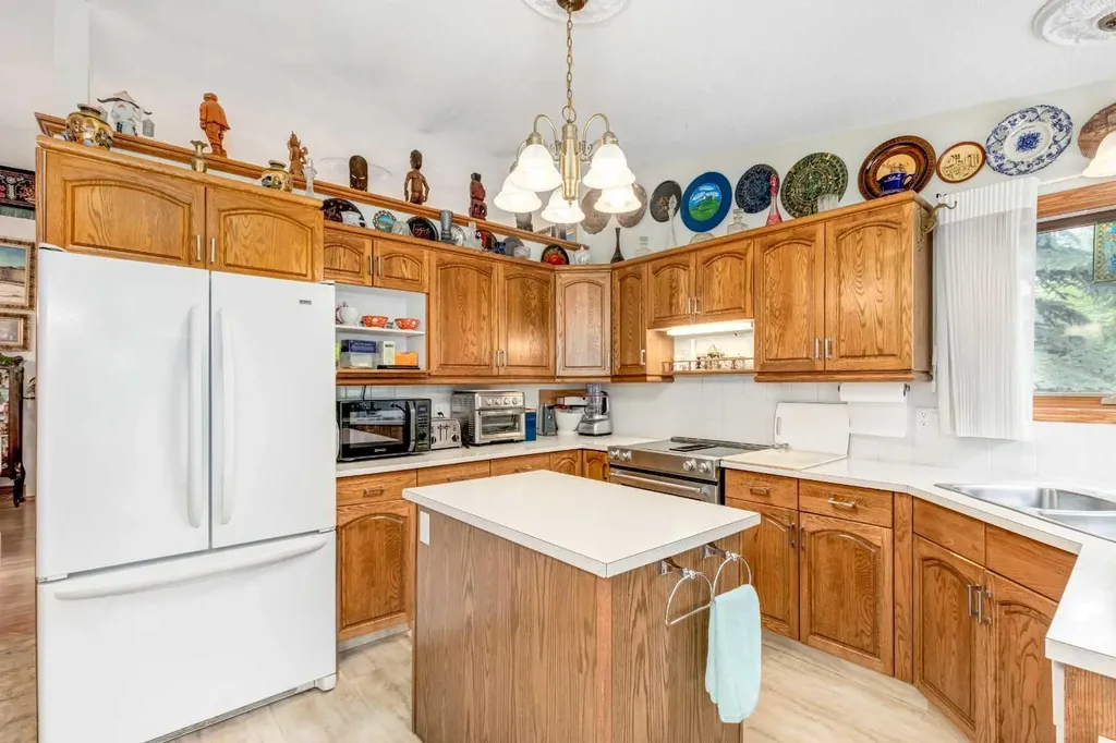 170 Oakbriar Close SW Calgary AB T2V 5G6