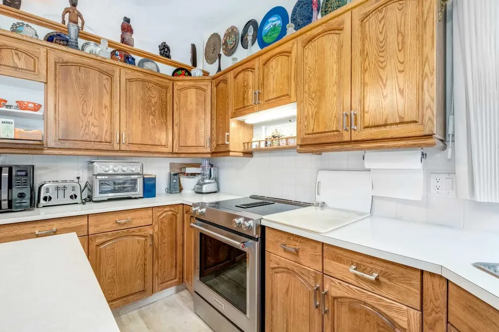 170 Oakbriar Close SW Calgary AB T2V 5G6