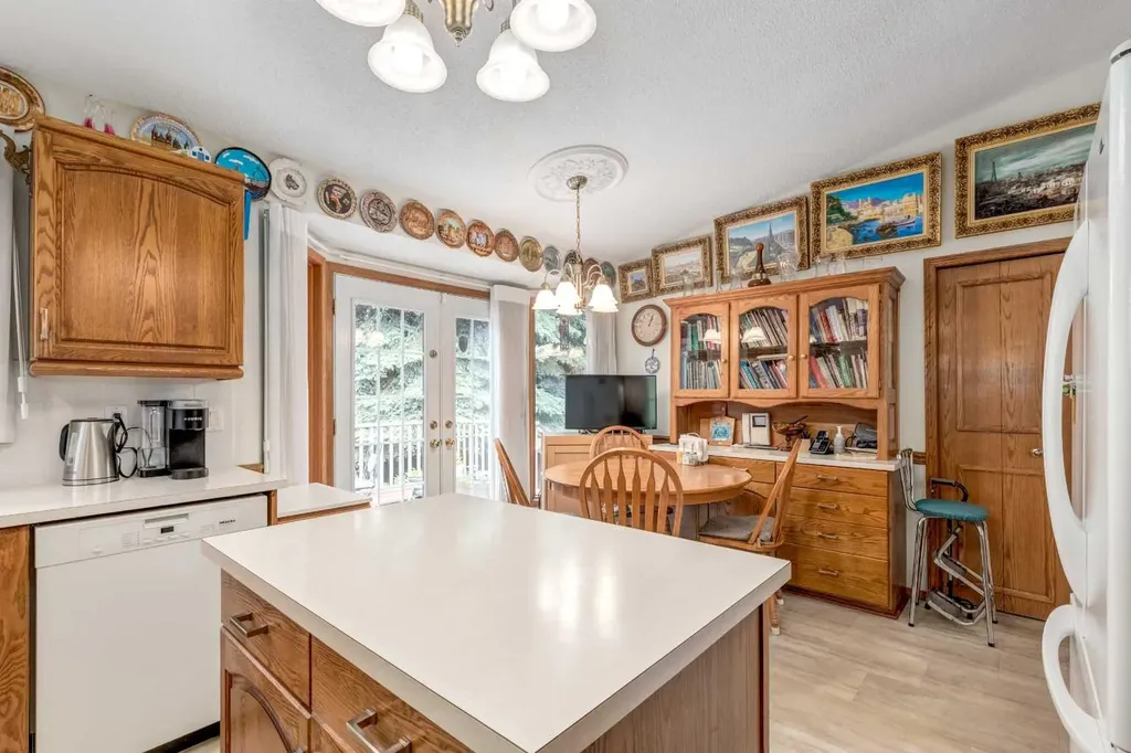 170 Oakbriar Close SW Calgary AB T2V 5G6