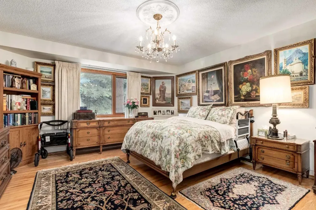 170 Oakbriar Close SW Calgary AB T2V 5G6