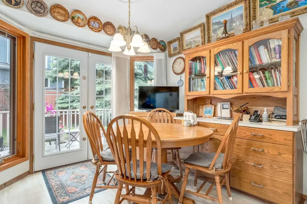 170 Oakbriar Close SW Calgary AB T2V 5G6