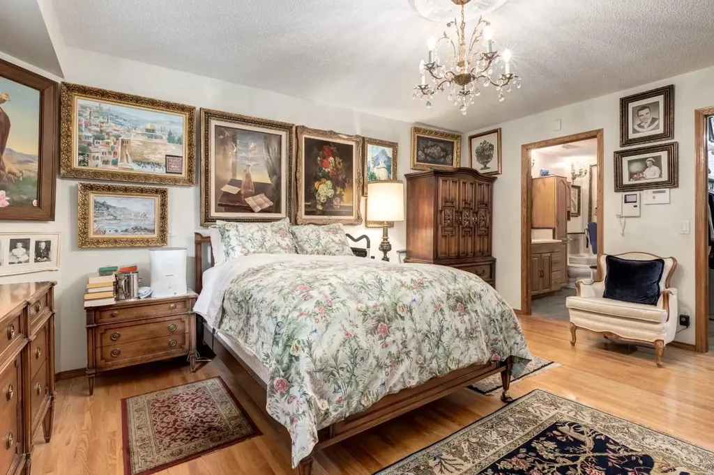 170 Oakbriar Close SW Calgary AB T2V 5G6