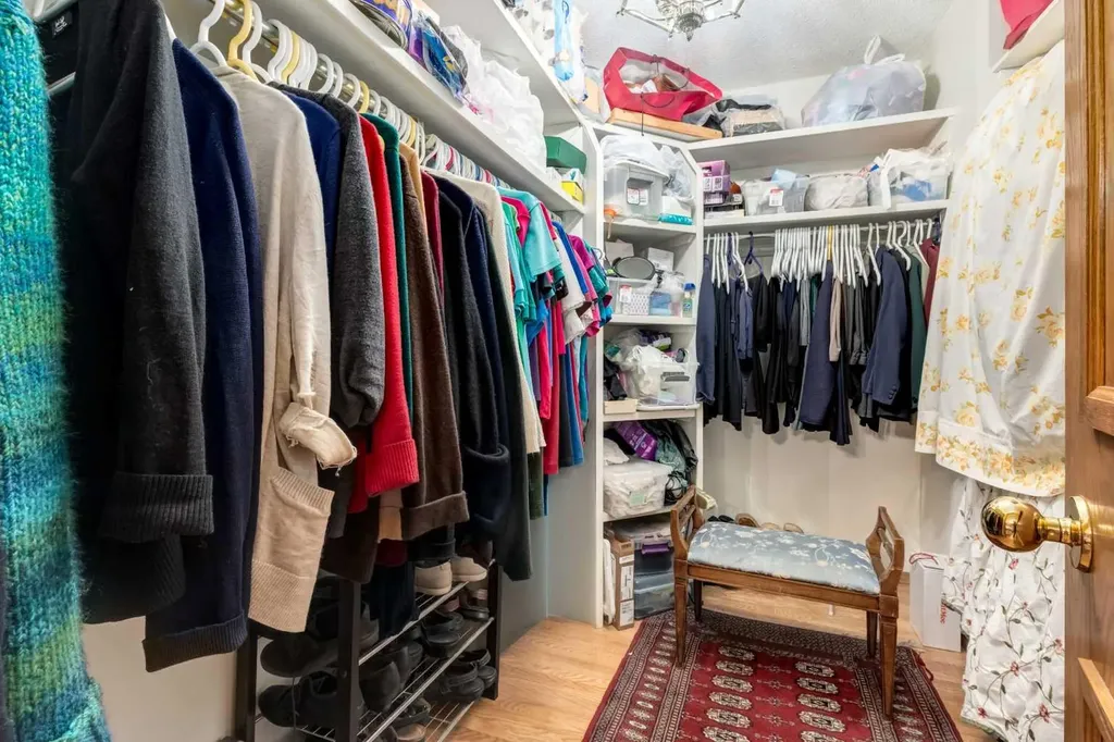 170 Oakbriar Close SW Calgary AB T2V 5G6