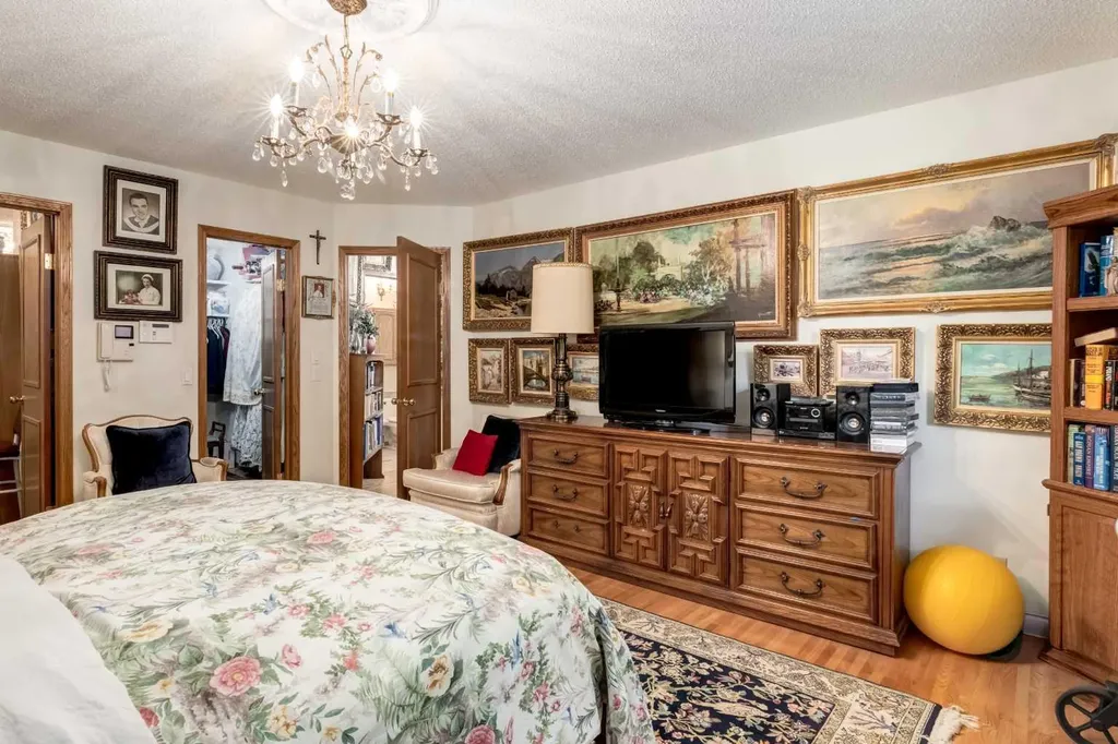 170 Oakbriar Close SW Calgary AB T2V 5G6