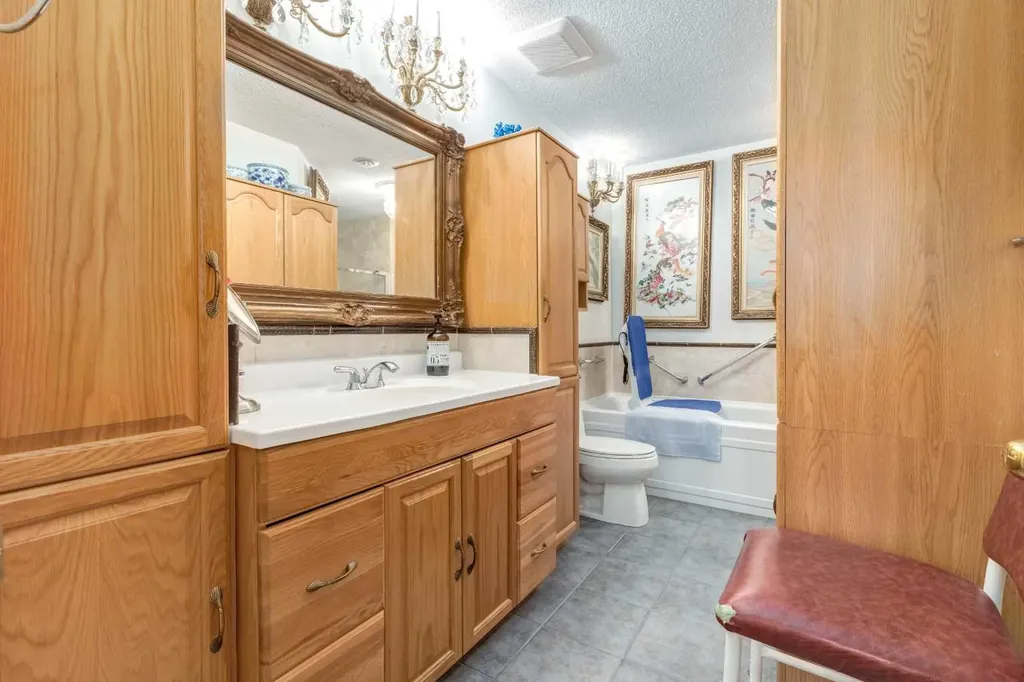 170 Oakbriar Close SW Calgary AB T2V 5G6