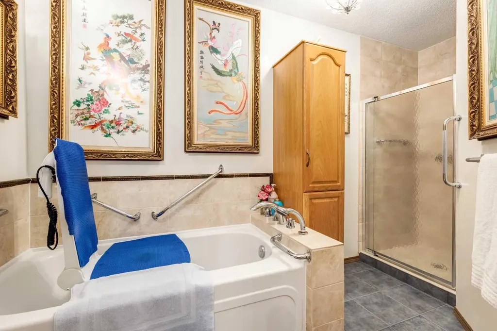 170 Oakbriar Close SW Calgary AB T2V 5G6