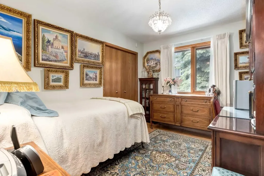 170 Oakbriar Close SW Calgary AB T2V 5G6