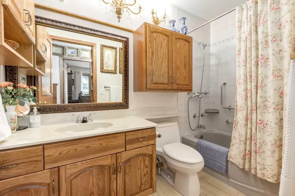 170 Oakbriar Close SW Calgary AB T2V 5G6