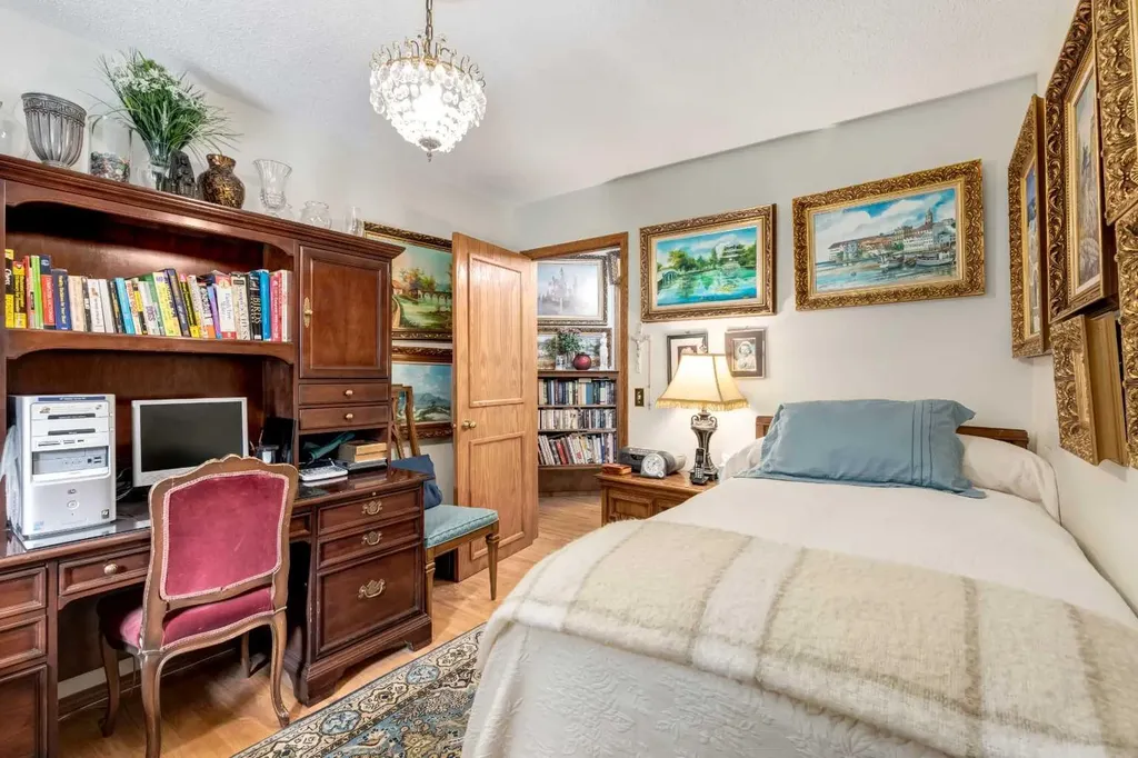 170 Oakbriar Close SW Calgary AB T2V 5G6