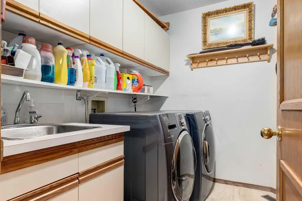 170 Oakbriar Close SW Calgary AB T2V 5G6