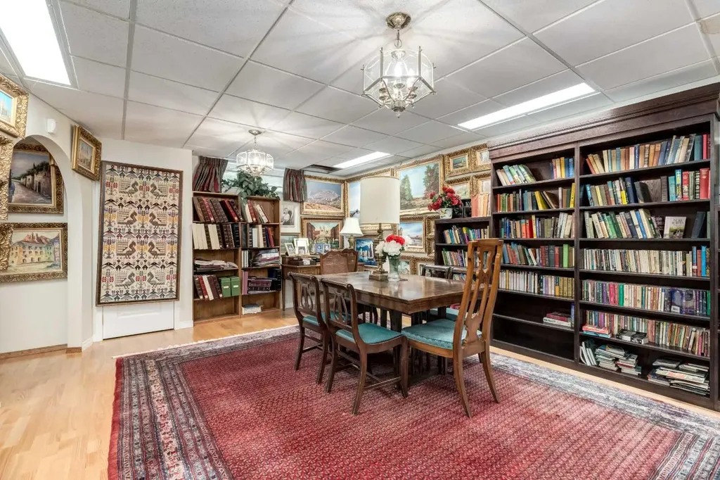 170 Oakbriar Close SW Calgary AB T2V 5G6