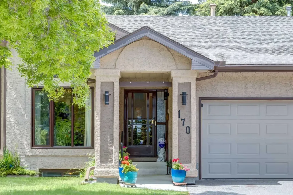 170 Oakbriar Close SW Calgary AB T2V 5G6