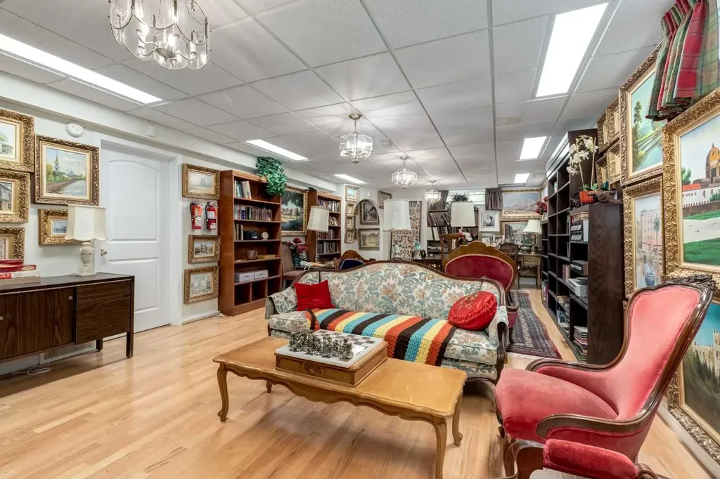 170 Oakbriar Close SW Calgary AB T2V 5G6
