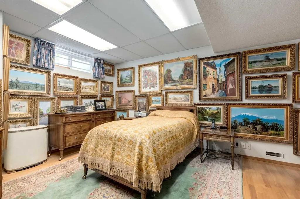 170 Oakbriar Close SW Calgary AB T2V 5G6