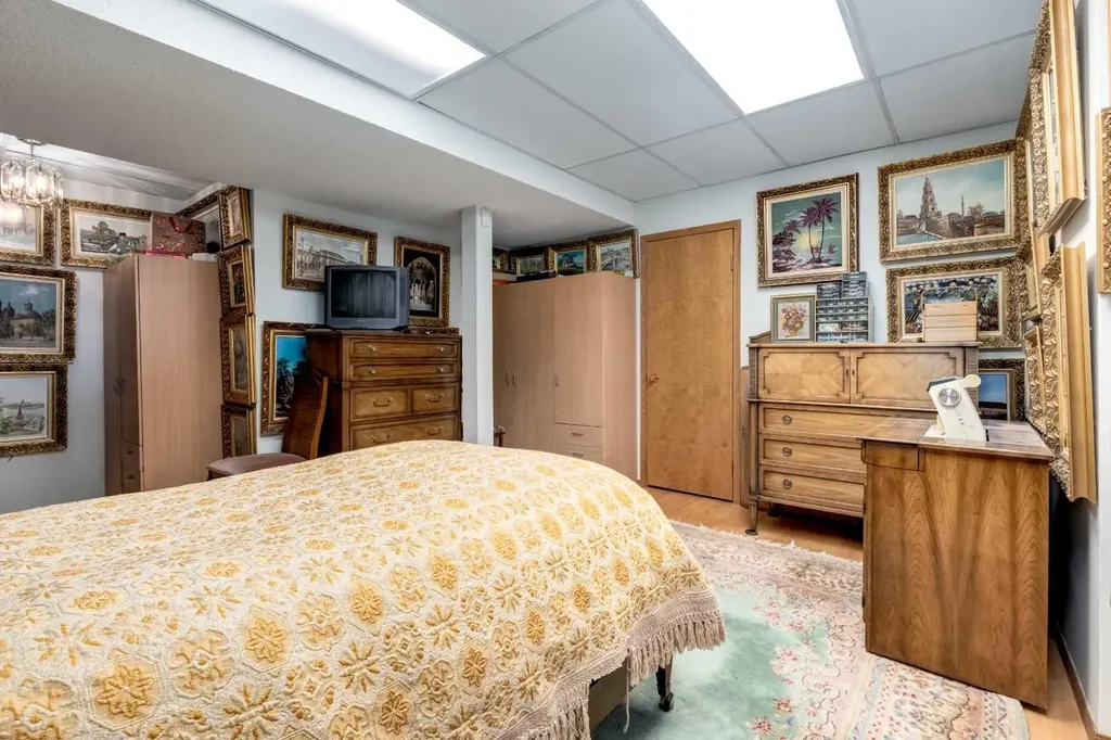 170 Oakbriar Close SW Calgary AB T2V 5G6