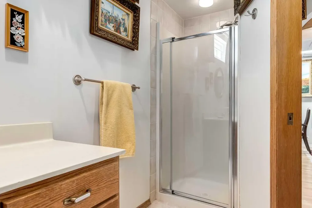 170 Oakbriar Close SW Calgary AB T2V 5G6