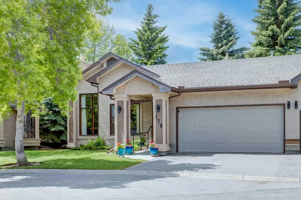 170 Oakbriar Close SW Calgary AB T2V 5G6