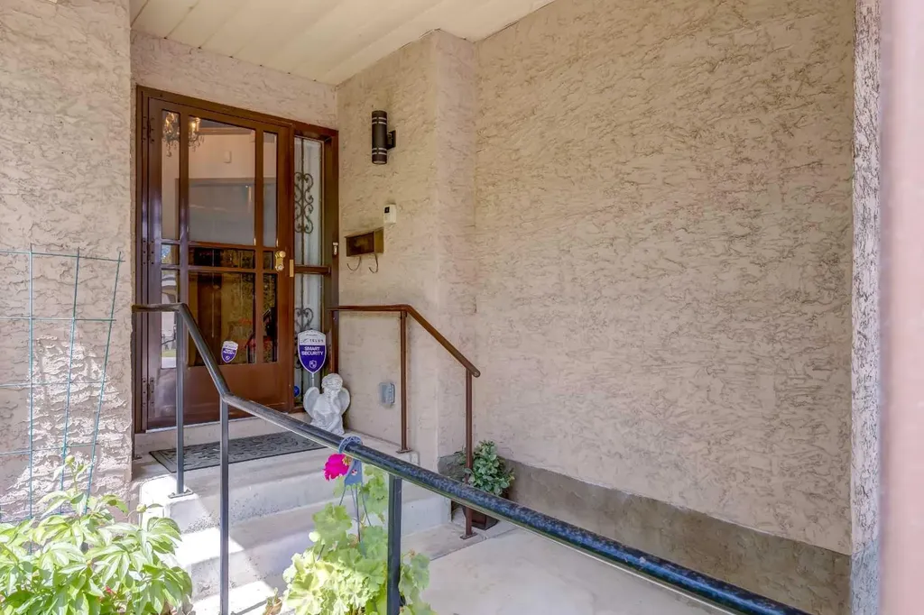 170 Oakbriar Close SW Calgary AB T2V 5G6