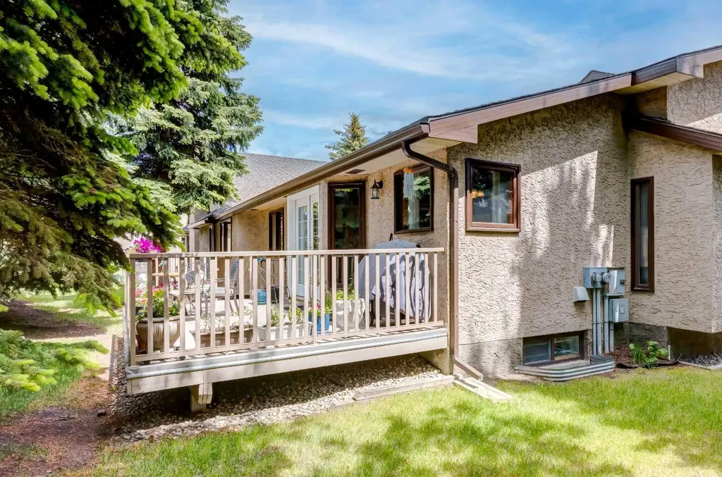 170 Oakbriar Close SW Calgary AB T2V 5G6