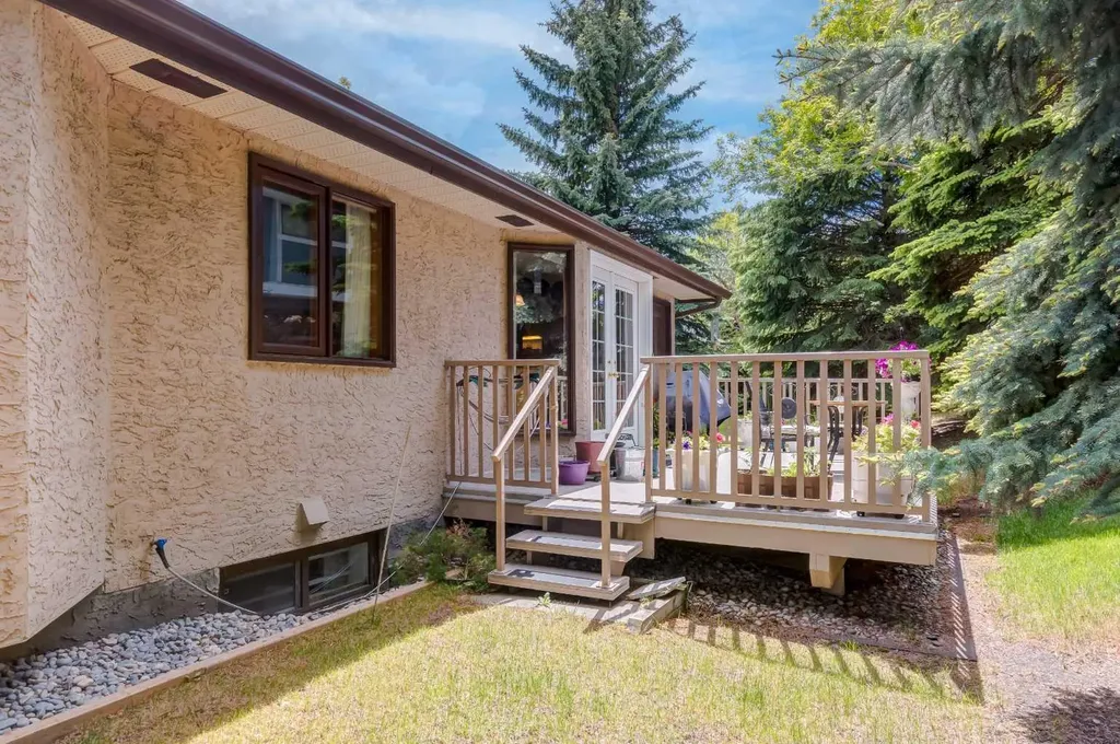 170 Oakbriar Close SW Calgary AB T2V 5G6