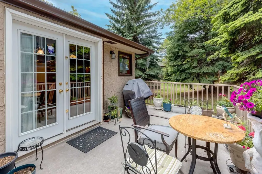170 Oakbriar Close SW Calgary AB T2V 5G6