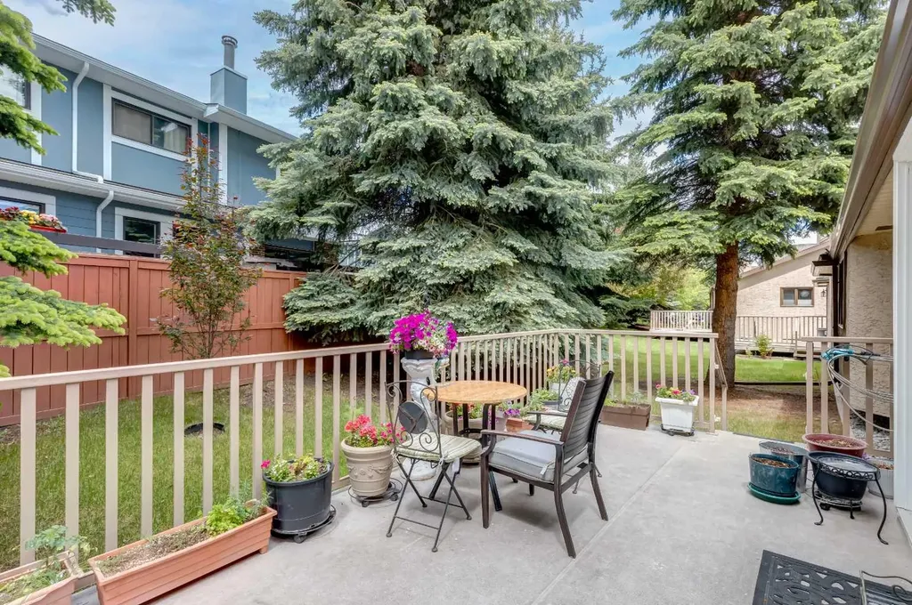 170 Oakbriar Close SW Calgary AB T2V 5G6