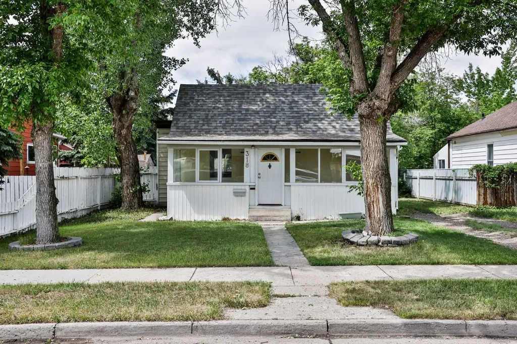 318 16 Street N Lethbridge AB T1H 3A3