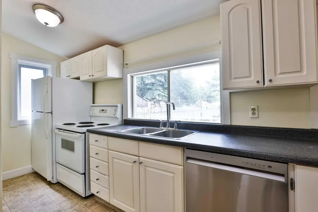 318 16 Street N Lethbridge AB T1H 3A3