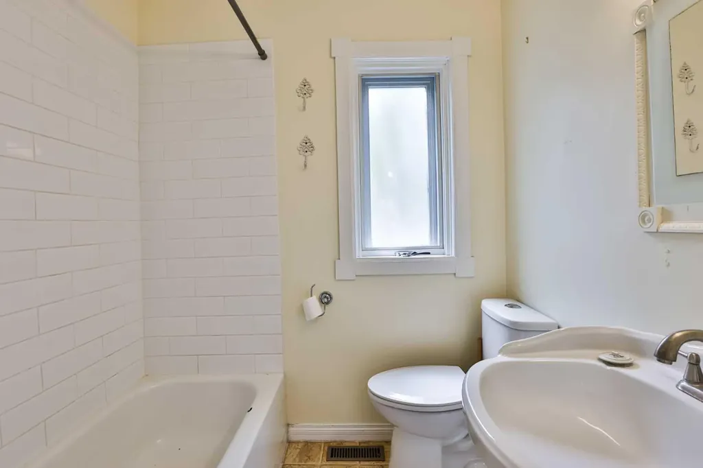 318 16 Street N Lethbridge AB T1H 3A3