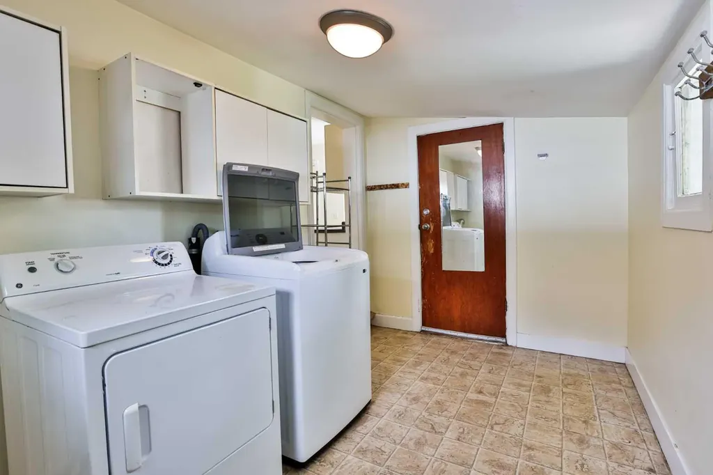 318 16 Street N Lethbridge AB T1H 3A3