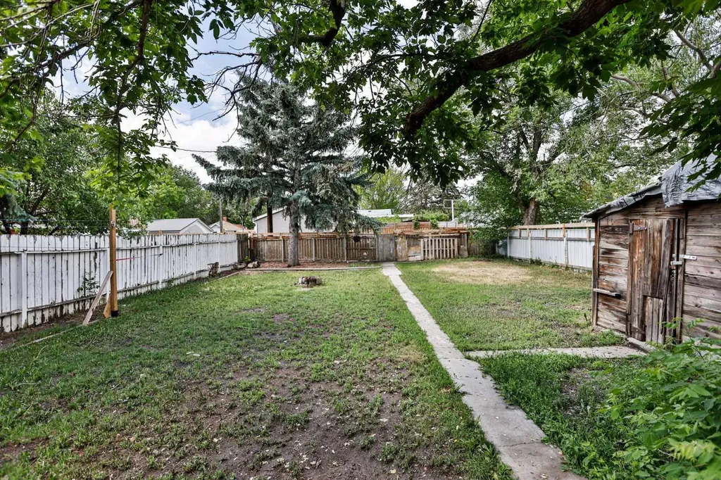 318 16 Street N Lethbridge AB T1H 3A3