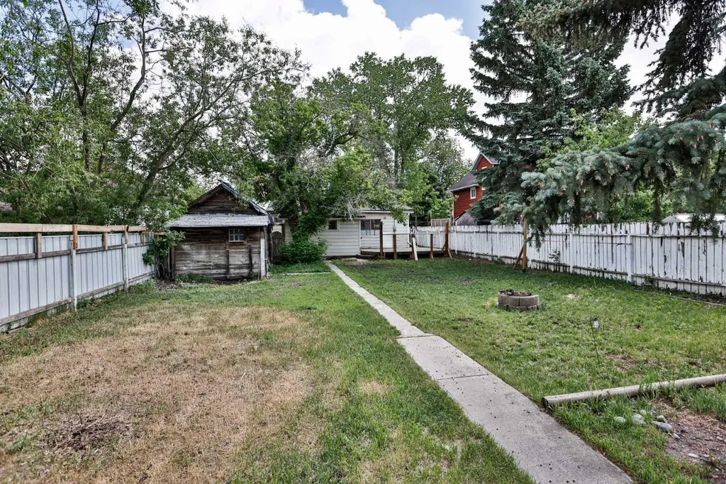 318 16 Street N Lethbridge AB T1H 3A3