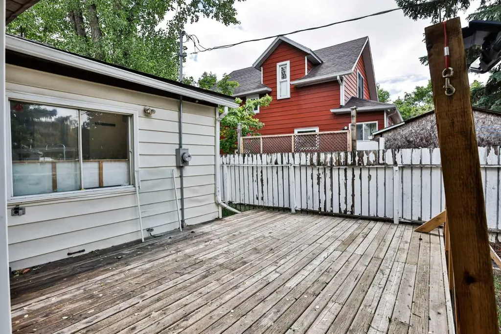 318 16 Street N Lethbridge AB T1H 3A3