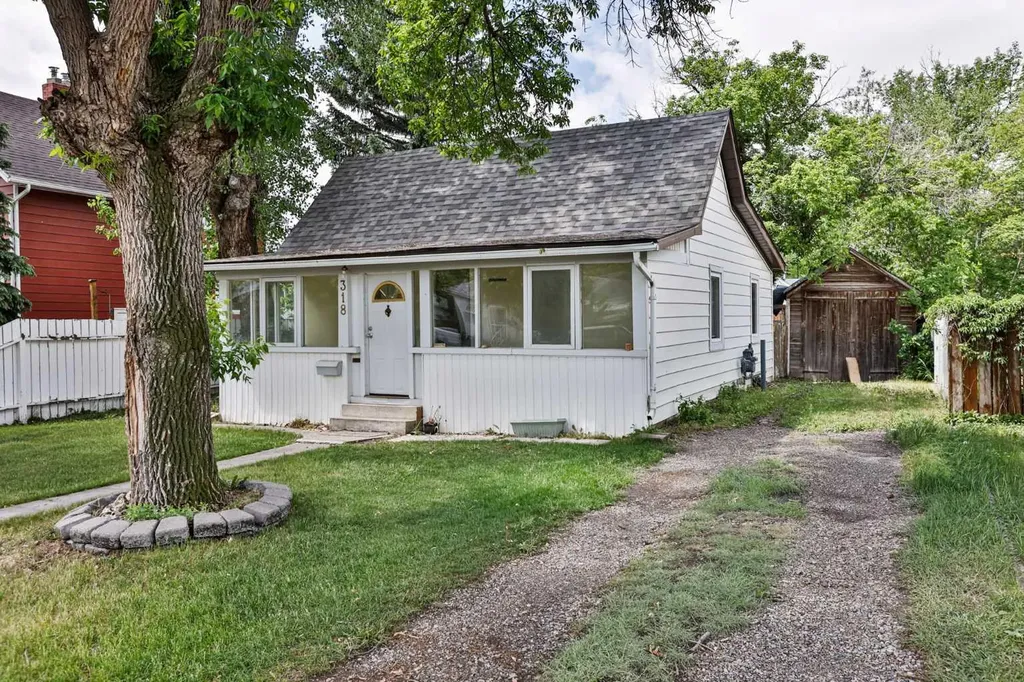 318 16 Street N Lethbridge AB T1H 3A3