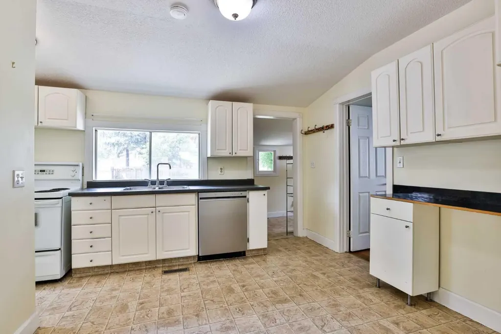 318 16 Street N Lethbridge AB T1H 3A3