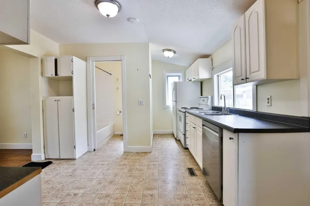 318 16 Street N Lethbridge AB T1H 3A3
