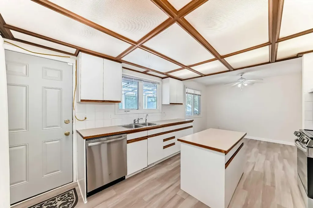 512 Hunterplain Hill NW Calgary AB T2K 4L7