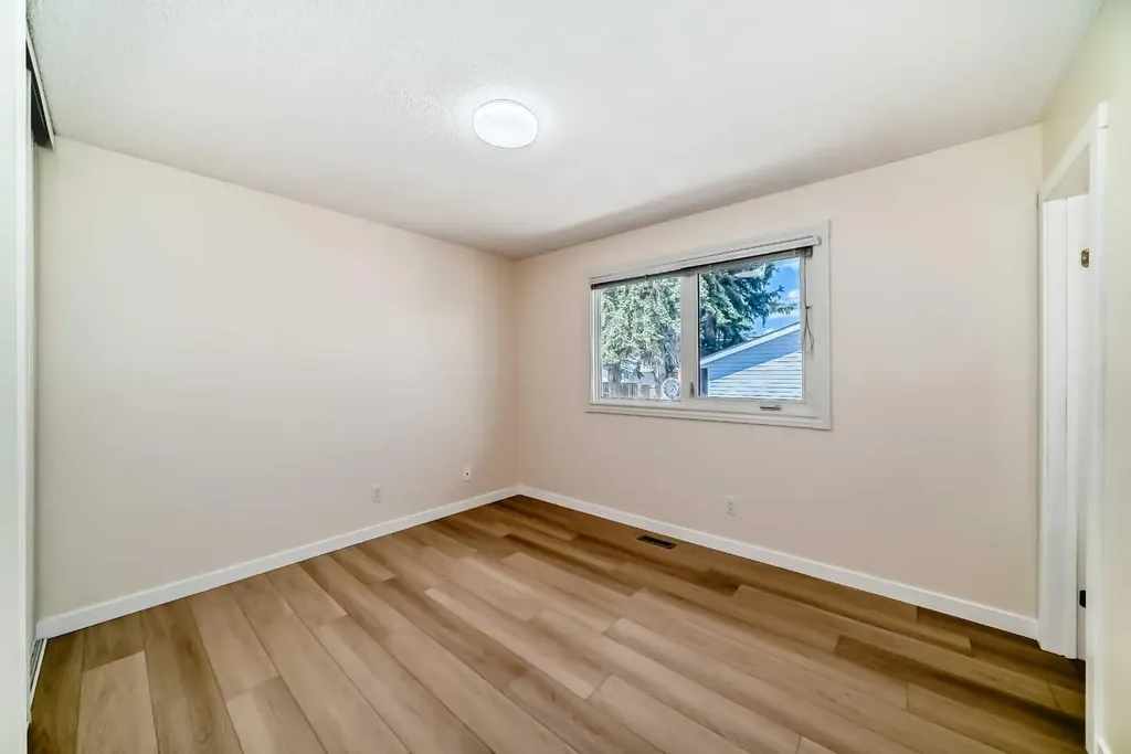 512 Hunterplain Hill NW Calgary AB T2K 4L7