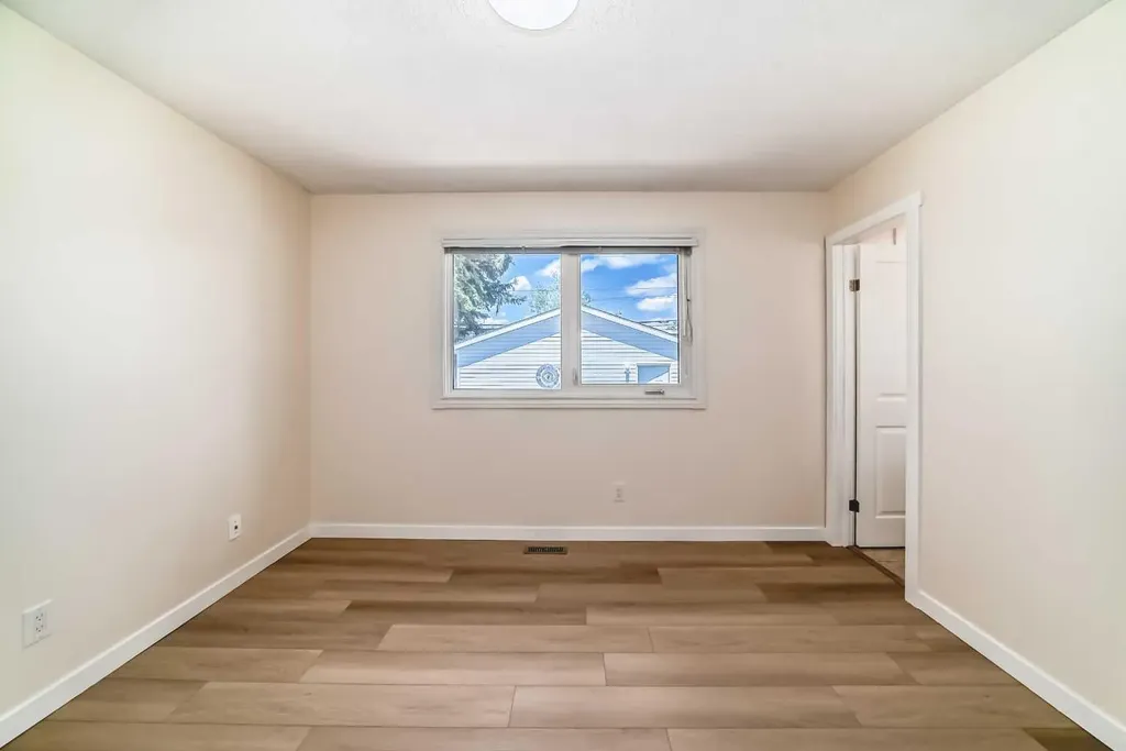 512 Hunterplain Hill NW Calgary AB T2K 4L7