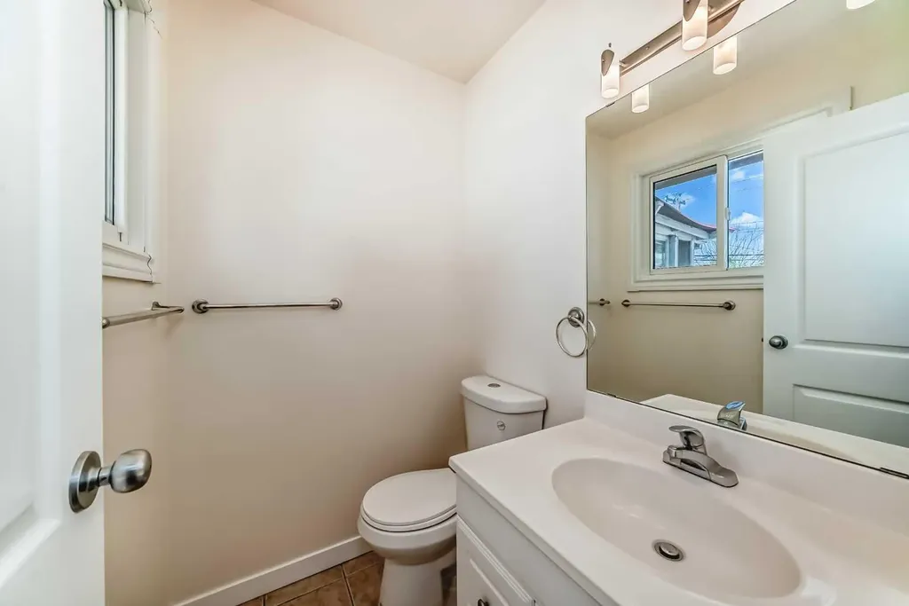 512 Hunterplain Hill NW Calgary AB T2K 4L7