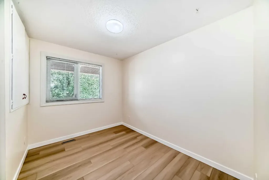 512 Hunterplain Hill NW Calgary AB T2K 4L7