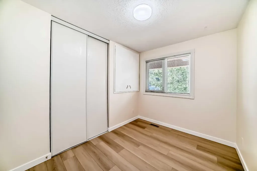 512 Hunterplain Hill NW Calgary AB T2K 4L7