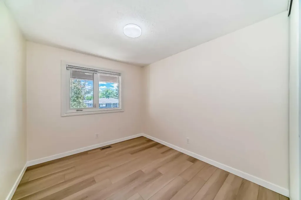 512 Hunterplain Hill NW Calgary AB T2K 4L7