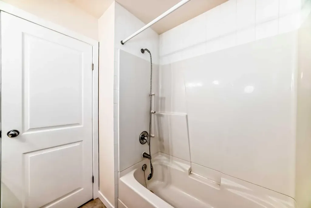 512 Hunterplain Hill NW Calgary AB T2K 4L7