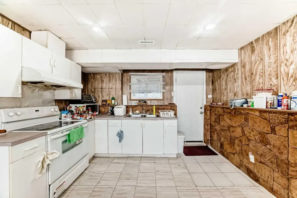 512 Hunterplain Hill NW Calgary AB T2K 4L7