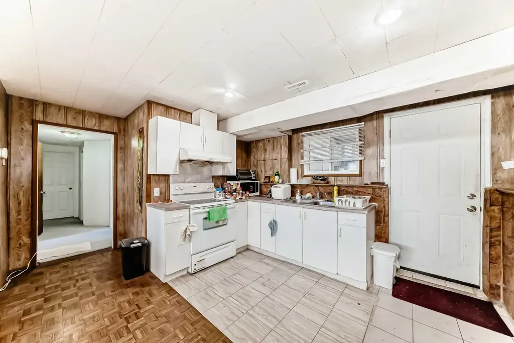 512 Hunterplain Hill NW Calgary AB T2K 4L7