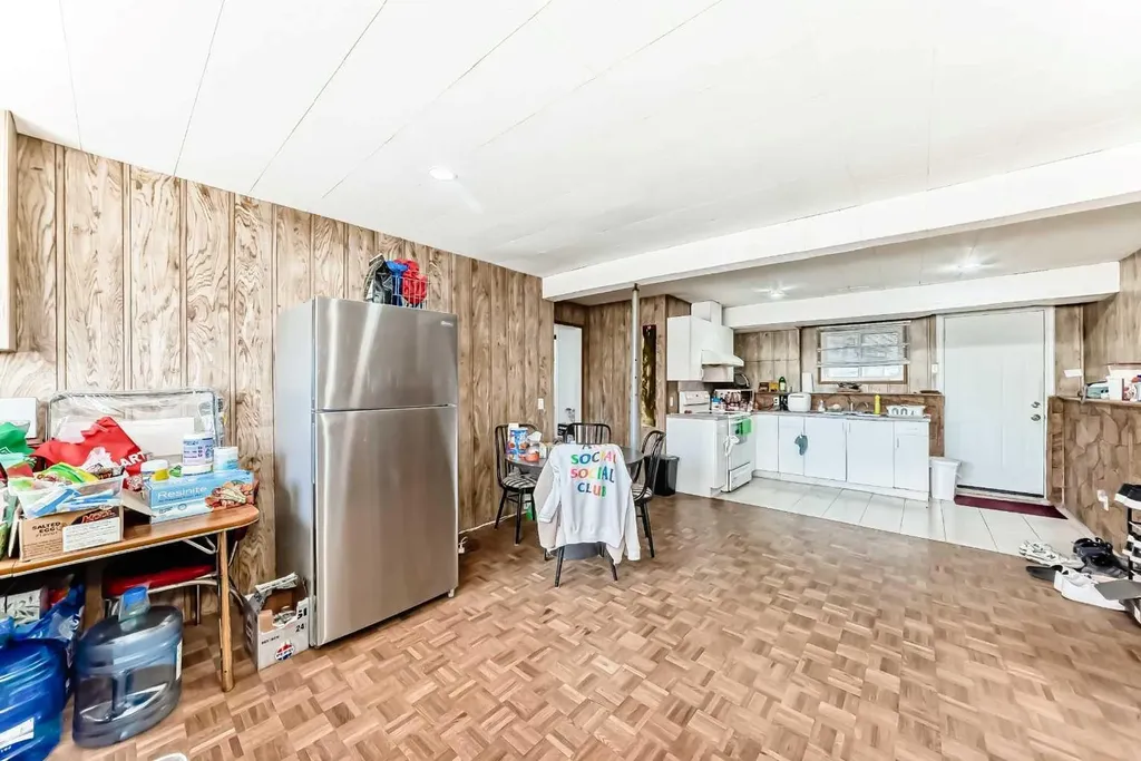 512 Hunterplain Hill NW Calgary AB T2K 4L7