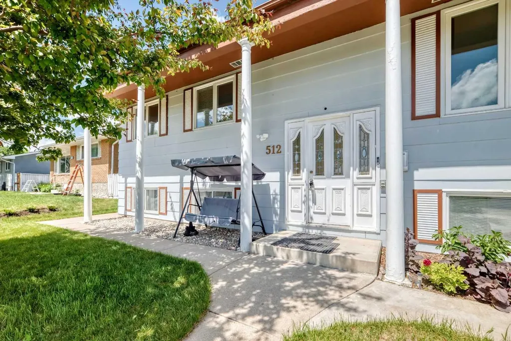 512 Hunterplain Hill NW Calgary AB T2K 4L7