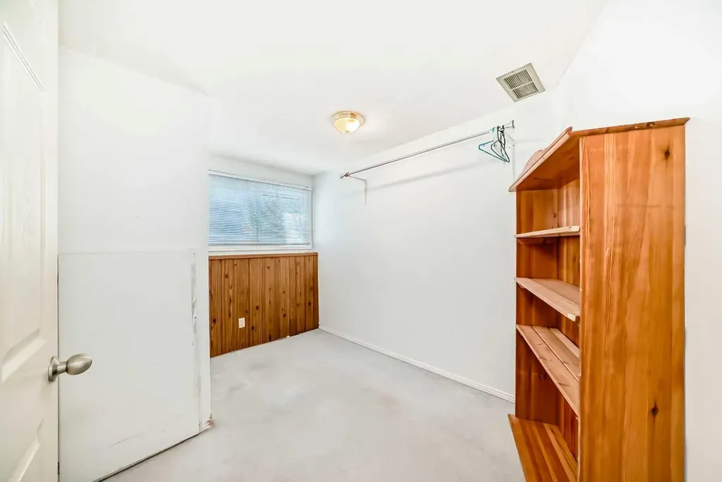 512 Hunterplain Hill NW Calgary AB T2K 4L7